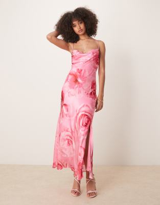 Forever New - Maxi-Trägerkleid aus Satin in leuchtendem Rosa mit Oversize-Rosenprint