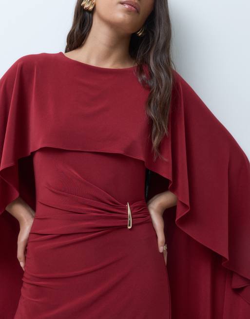 Forever New maxikjole i chiffon med cape-overlag og metaldetaljer i bordeaux, 4 af 5