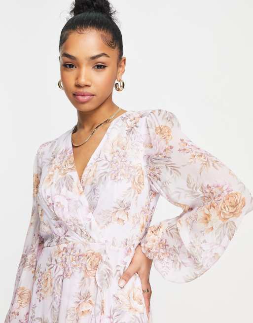 Forever New – Maxikleid in Lila geblümt mit nach hinten abfallendem Saum und Rüschen, 4 von 4