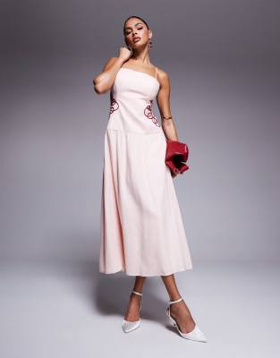 Forever New - Maxikleid in Puderrosa mit tiefem Saum und bestickter Taille