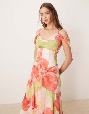 Forever New - Maxikleid in Rot mit Oversize-Blumenmuster und abnehmbarer Ansteckblume