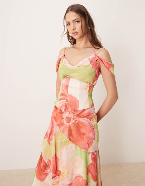 Forever New – Maxikleid in Rot mit Oversize-Blumenmuster und abnehmbarer Ansteckblume - view 1
