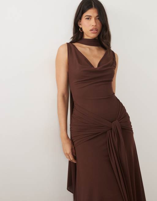 Forever New Maxikleid mit Schal-Ausschnitt und Bindegürtel-Detail in Schokobraun, 3 von 4