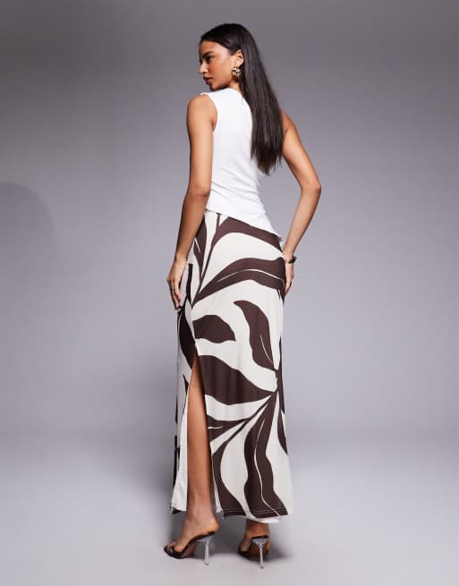 Forever New - Mia - Mesh maxirok met split aan de zijkant en abstracte print in wit en bruin, 4 van 5