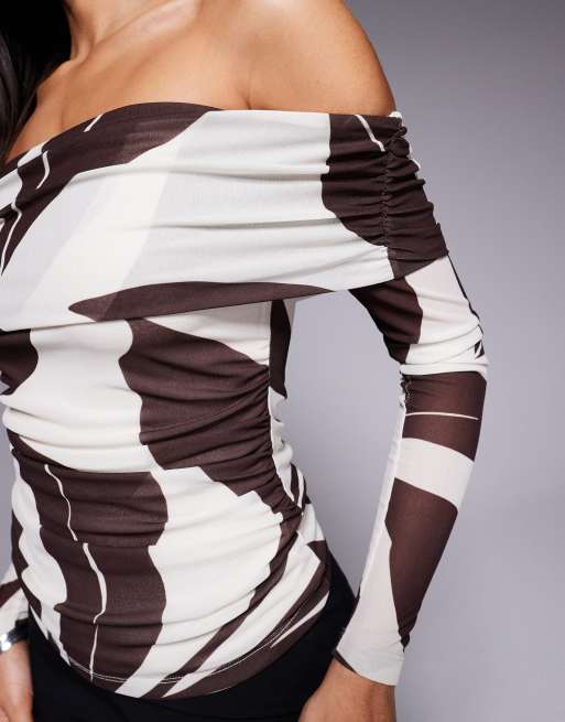 Forever New - Mia - Mesh top met blote schouders en abstracte print in bruin en wit, 3 van 4