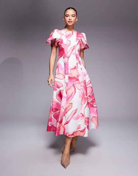Forever New - Midaxi jurk met fladdermouwen, panelen en uitsnijding aan de achterkant in roze bloemenprint - view 1