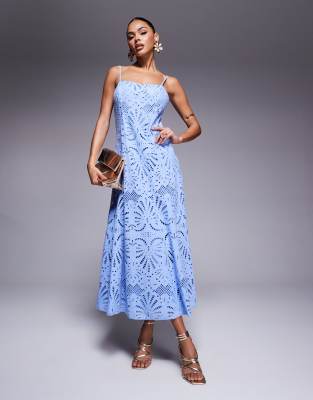 Forever New - Midaxi-Kleid in Blau mit Lochstickerei