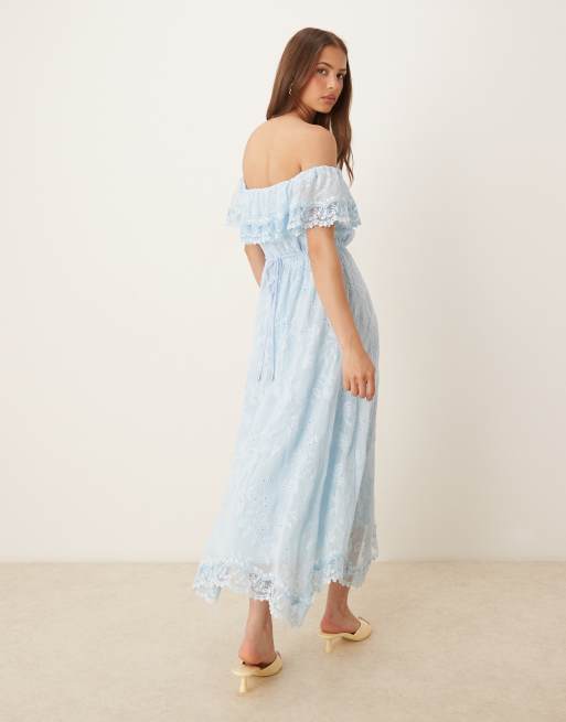 Forever New – Midaxi-Kleid in Hellblau mit Carmen-Ausschnitt und Rüschen, 4 von 4