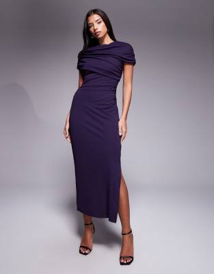 Forever New - Midikleid aus Netzstoff in dunklem Lila mit geraffter Cape-Schulterpartie