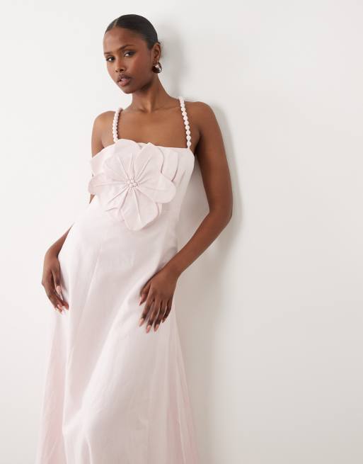 Forever New – Midikleid in Sanftrosa mit schmalen Trägern mit Blasen-Design und Oversize-Blumendetail, 3 von 4
