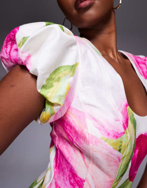 Forever New – Midikleid in Weiß mit U-Ausschnitt, Puffärmeln, abgenähten Bahnen und rosa Blumenmuster, 2 von 4