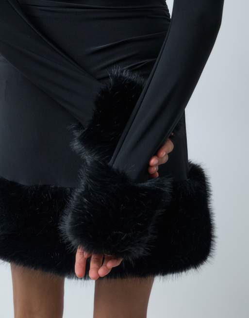 Forever New Mini-Kleid mit U-Boot-Ausschnitt, langen Ärmeln und faux-fur in Schwarz, 4 von 5