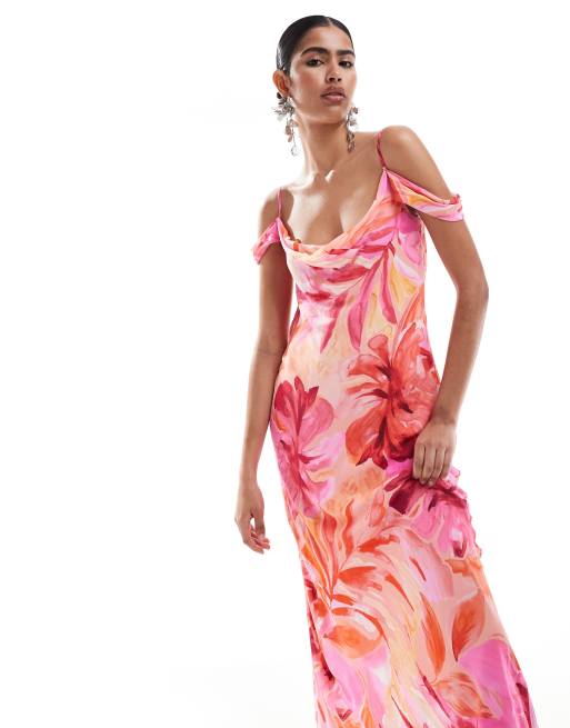 Forever New - Offshoulder-maxikjole med draperinger og lyserødt blomstermønster i satin