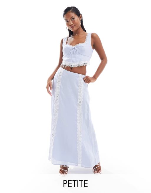 Forever New Petite – Błękitny top z koronką w gorsetowym stylu, część zestawu