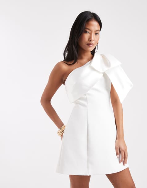 Forever New Petite – Bridal – Kurzes Brautkleid in Weiß mit One-Shoulder-Träger und auffälligem Schleifendesign - view 1