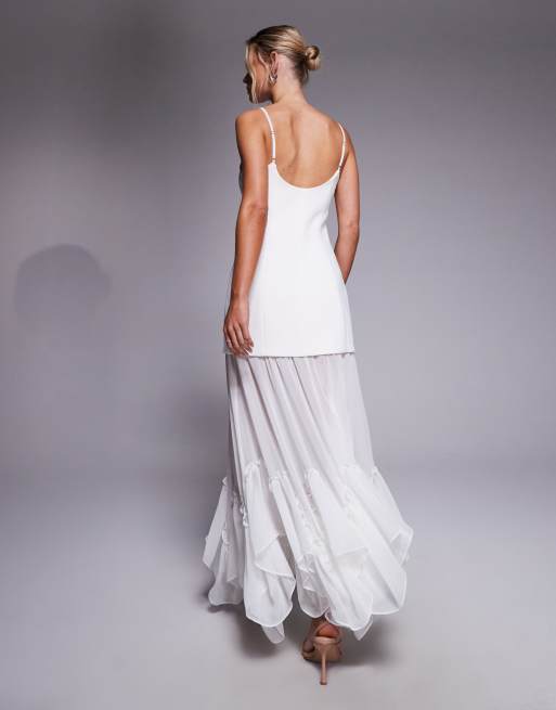 Forever New Petite – Bridal – Träger-Maxikleid in Elfenbein mit transparentem Zipfelsaum, 2 von 4