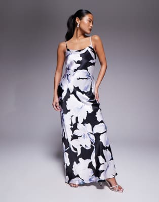 Forever New Petite - Camisole-Maxikleid aus Satin in Blau geblümt mit U-Ausschnitt