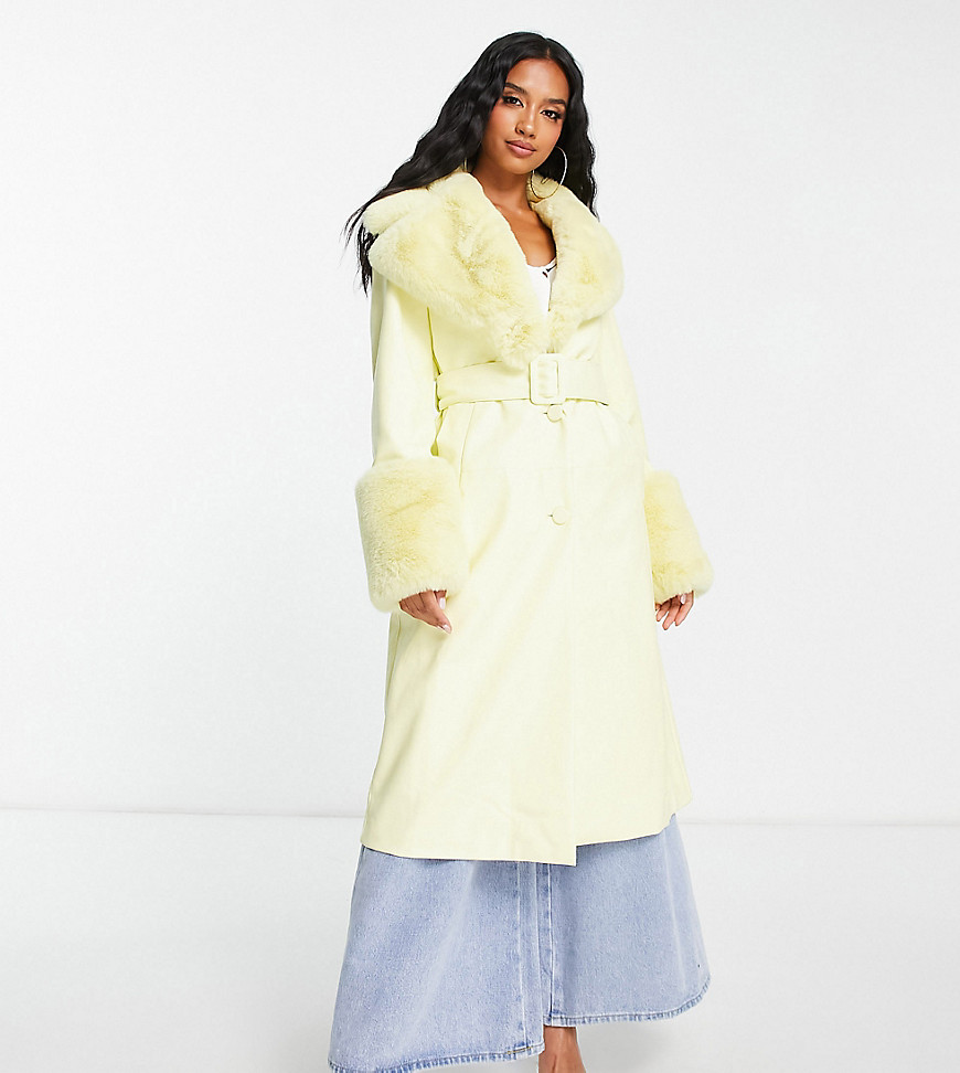forever new petite - cappotto in ecopelle pu giallo pastello con cintura in pelliccia sintetica