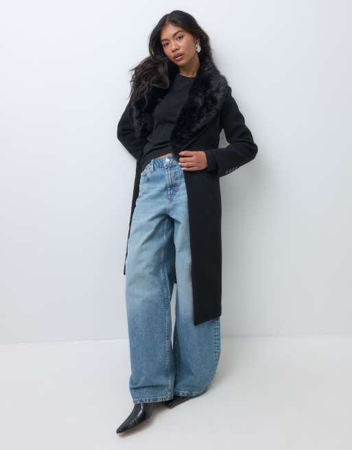Forever New Petite cappotto in pelliccia sintetica con cintura nero, 2 di 5