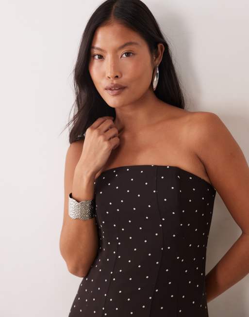 Forever New Petite Chiffon-Bandeau-Maxikleid mit transparentem Saum in Schokobraun mit Punktemuster, 2 von 4