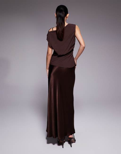 Forever New Petite - Chokoladebrun 2-i-1-maxikjole med slip-design og overlag, 3 af 4