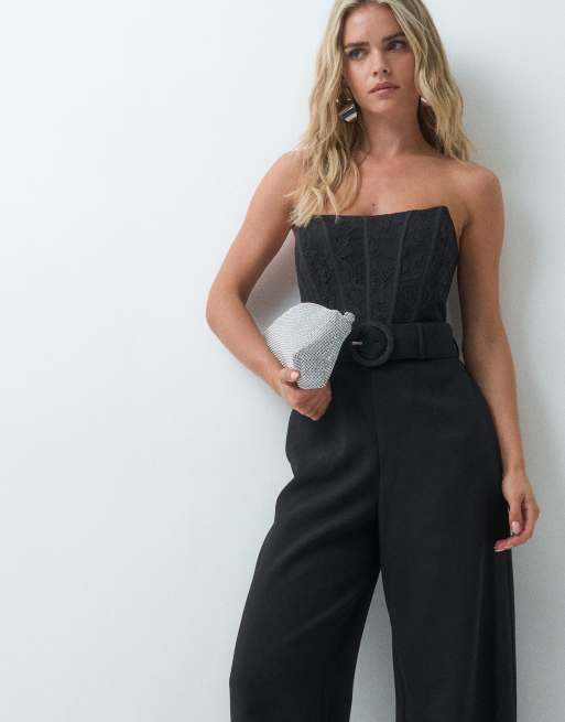Forever New Petite combinaison structurée à détail ceinture et jambes larges en noir, 2 de 5