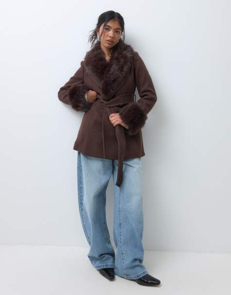 Forever New Petite faux-fur kraag korte jas in bruin - view 1