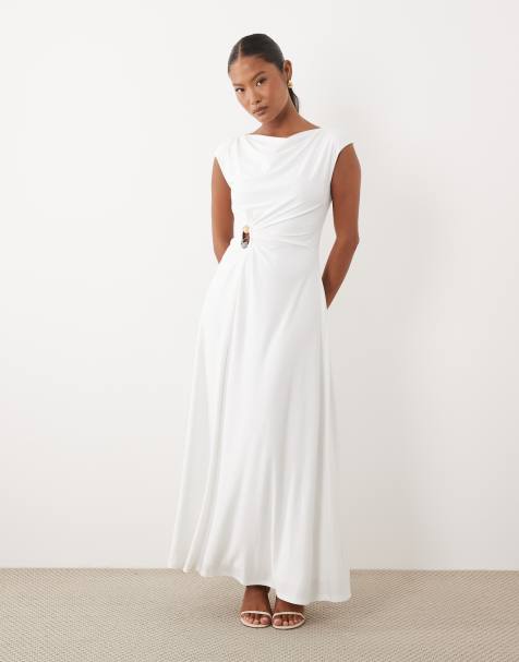 Forever New Petite – Figurbetontes Maxikleid in Weiß mit U-Boot-Ausschnitt und Metall-Perlenverzierung - view 1