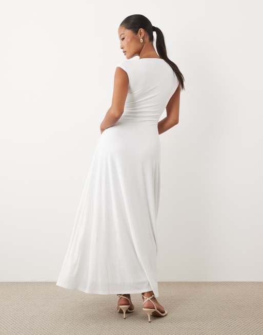 Forever New Petite – Figurbetontes Maxikleid in Weiß mit U-Boot-Ausschnitt und Metall-Perlenverzierung, 4 von 4