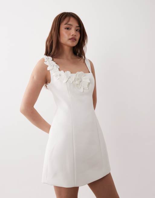 Forever New Petite – För bruden – Vit miniklänning med blomdesign, 2 av 4