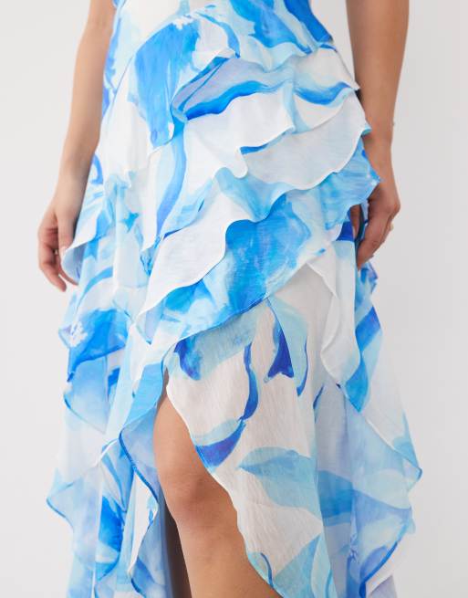 Forever New Petite – Jianna – Gestuftes Maxikleid mit Rüschen und blauem Blumenmuster, 3 von 4