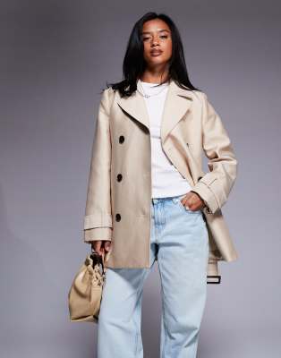 Forever New Petite - Kurzer Trenchcoat in Beige mit Gürtel-Weiß