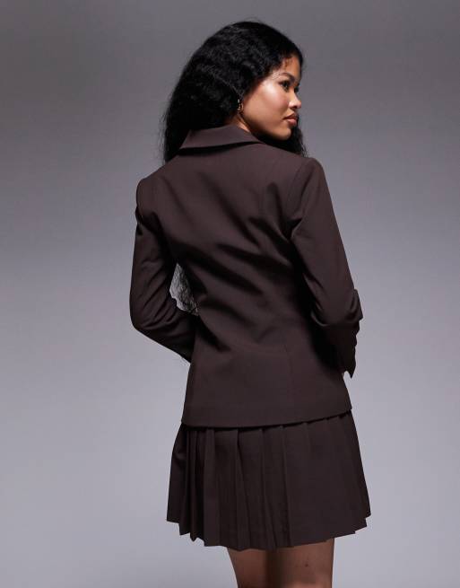 Forever New Petite - Lenora - Brun skrædderyet 2-i-1-blazer og -nederdel med plisseringer, 4 af 4