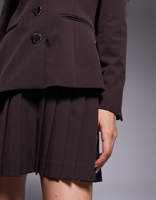 Forever New Petite – Lenora – Elegantes 2-in-1-Blazer-Minikleid mit Faltenrock in Braun, 2 von 4