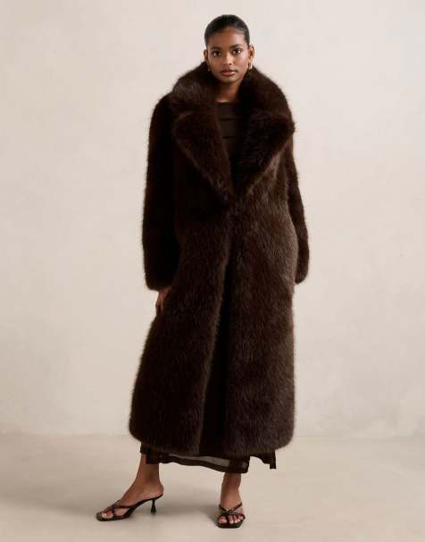 Forever New Petite longline-frakke i imiteret pels i chokoladebrun - view 1