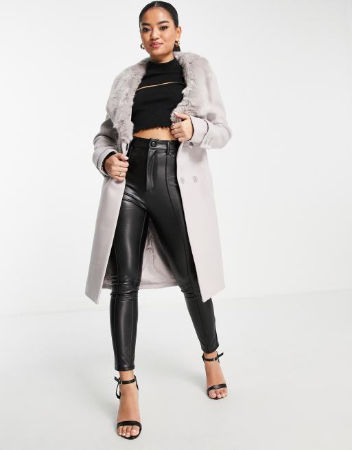 Forever New Petite - Manteau ceinturé avec col en fausse fourrure - Vison