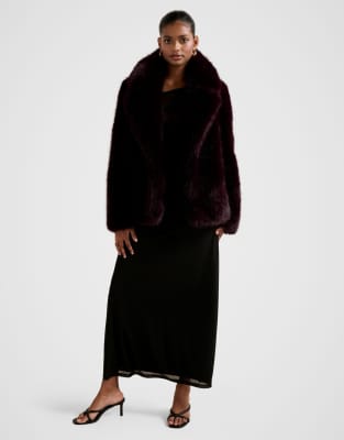 Forever New Petite - Mantel aus Kunstpelz in dunklem Weinrot