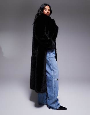 Forever New Petite - Mantel aus Kunstpelz in Schwarz-Brown