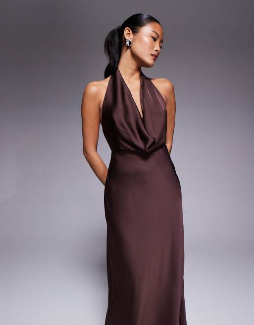 Forever New Petite - Maxi jurk van satijn met gedrapeerde halslijn en halternek in chocoladebruin, 2 van 4