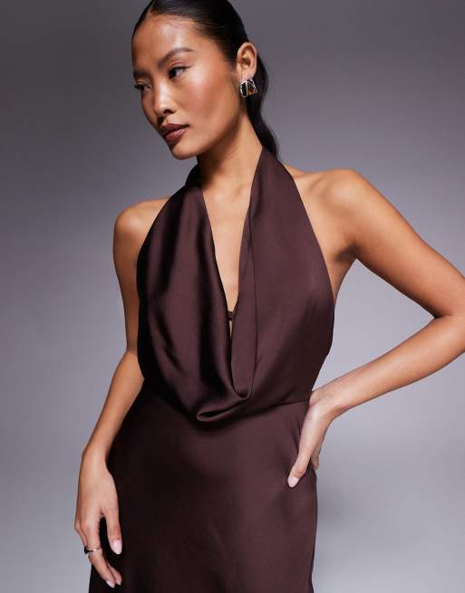 Forever New Petite - Maxi jurk van satijn met gedrapeerde halslijn en halternek in chocoladebruin, 3 van 4