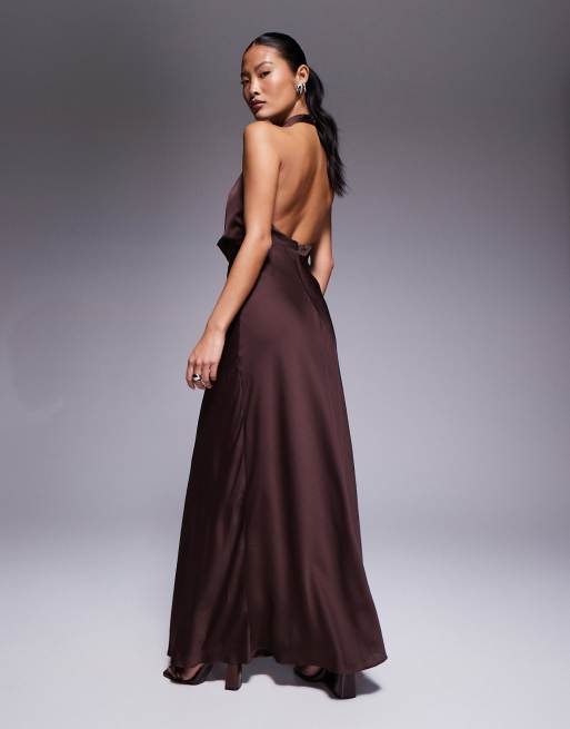 Forever New Petite - Maxi jurk van satijn met gedrapeerde halslijn en halternek in chocoladebruin, 4 van 4