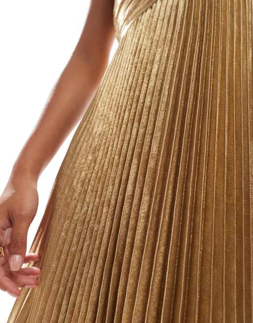 Forever New Petite – Maxikleid aus plissiertem Metallic-Stoff in Gold, 2 von 4