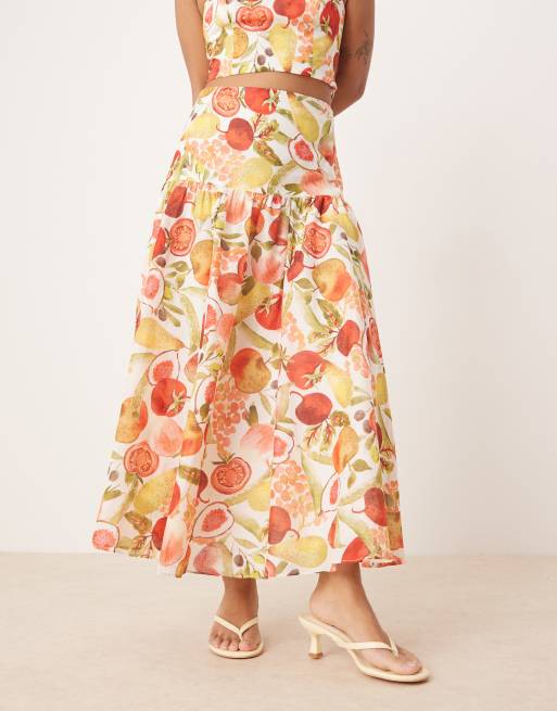 Forever New Petite midaxi skirt co-ord in red fruit print, 3 of 4