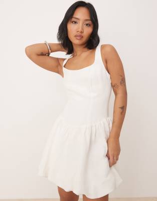 Forever New Petite - Minikleid in Weiß mit eckigem Ausschnitt und tiefem Saum