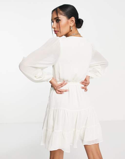 Forever New Petite – Minikleid in Weiß mit gerafftem Kragen und Rüschen, 2 von 4