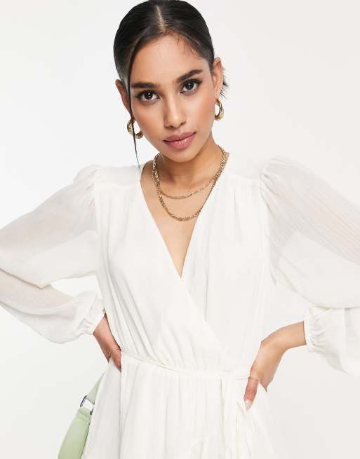 Forever New Petite – Minikleid in Weiß mit gerafftem Kragen und Rüschen, 4 von 4