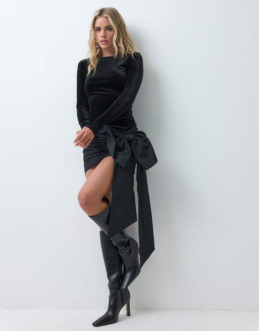 Forever New Petite Minikleid mit Schleifendetail aus Samt in Schwarz, 2 von 5