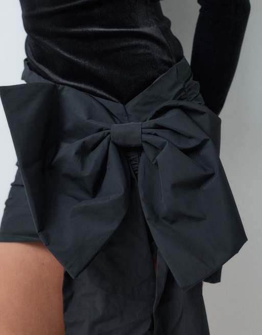 Forever New Petite Minikleid mit Schleifendetail aus Samt in Schwarz, 3 von 5
