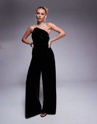 Forever New Petite - One-Shoulder-Jumpsuit in Schwarz mit Strassverzierung