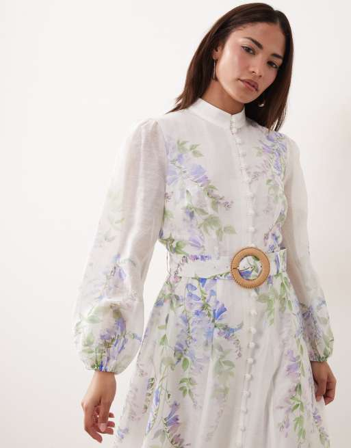 Forever New Petite robe mi-longue en coton à manches ballon, boutonnée sur toute la longueur, avec détail ceinture, à fleurs blanches, 2 de 4